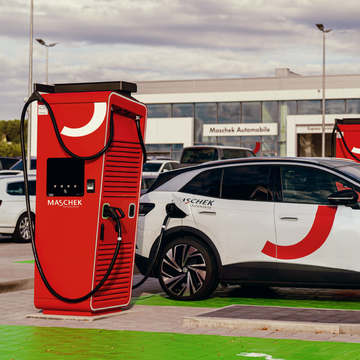 Schnellladestation vor einem Autohaus
